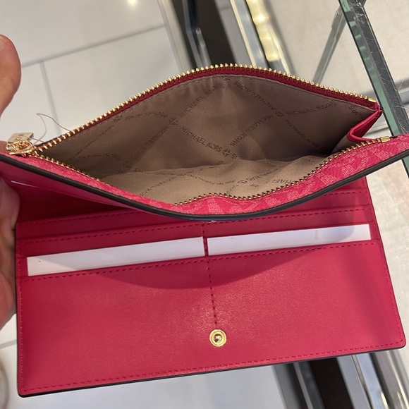 MICHAEL KORS
Reed Large Snap Signature Wallet
Electric Pink
NWT - Picture 8 of 16